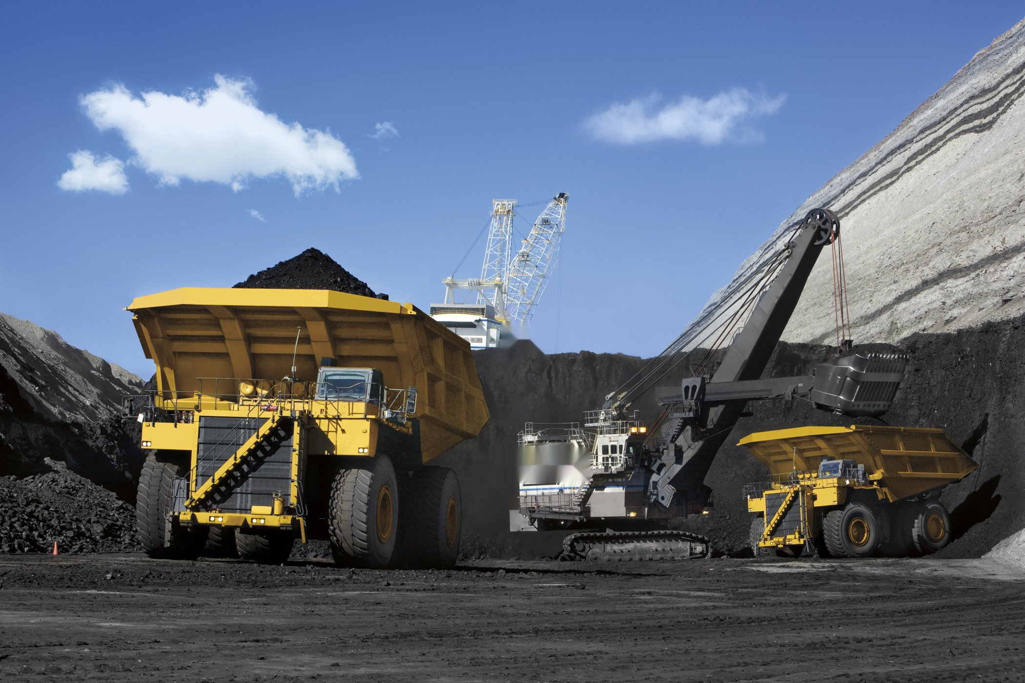 Electric shovel loading haul trucks